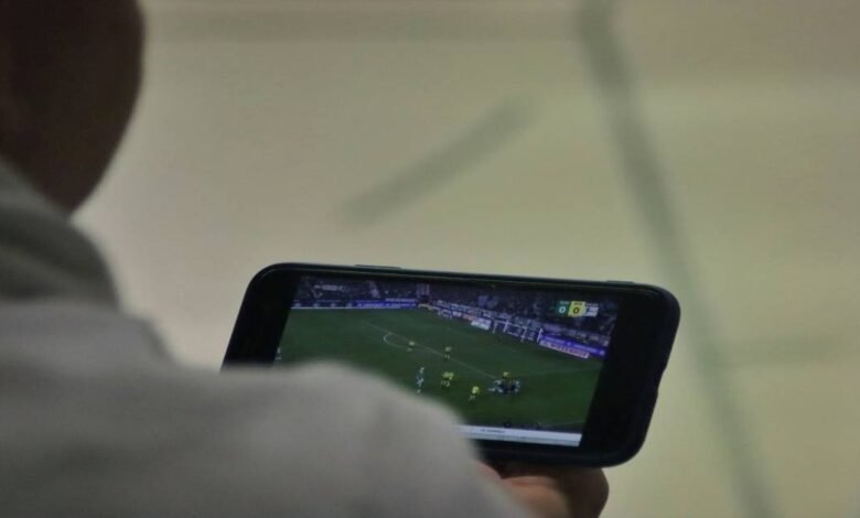 What a Scrolling Live Bets Feed of Strangers' Wins Can and Cannot Show You